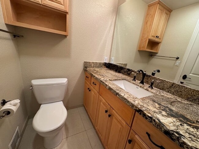 Building Photo - Beautiful 2 bedroom, 2 bath single level t...