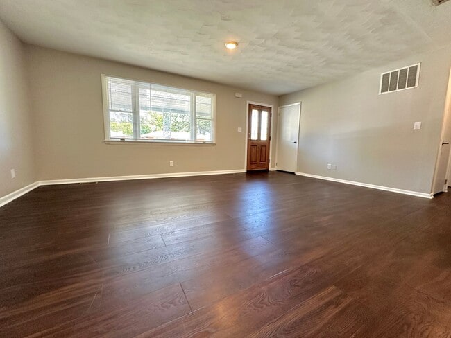 Building Photo - 70 Maple Dr