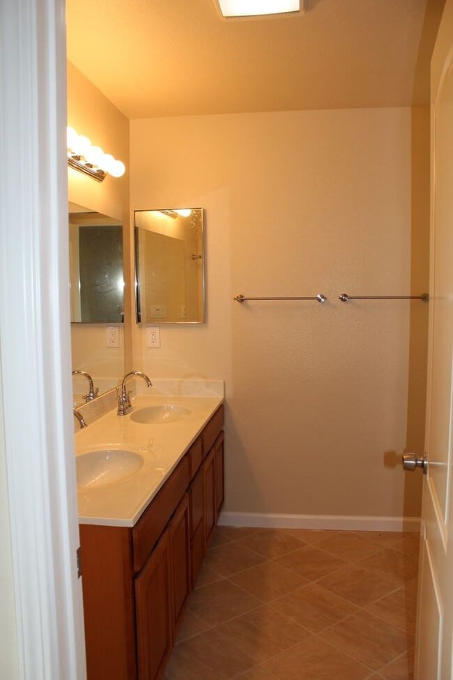 Building Photo - Panoramic Views! Walk to Iron Horse Trail, Schools...