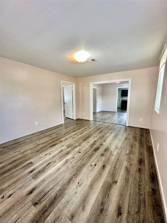 Building Photo - 305 N Live Oak St