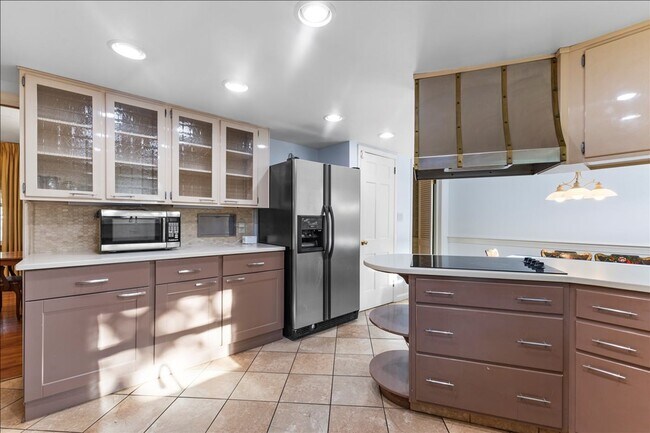 Building Photo - Magnificent 6 bedroom house in desirable H...