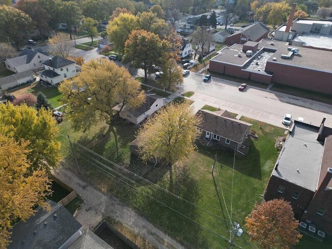 Building Photo - 405 E 5th St