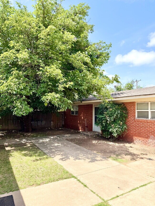 Building Photo - Cute 2/1 Duplex in Great Location!