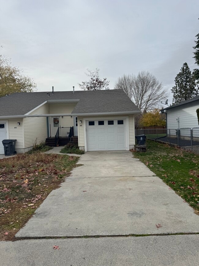 Building Photo - 655 Lund Ln