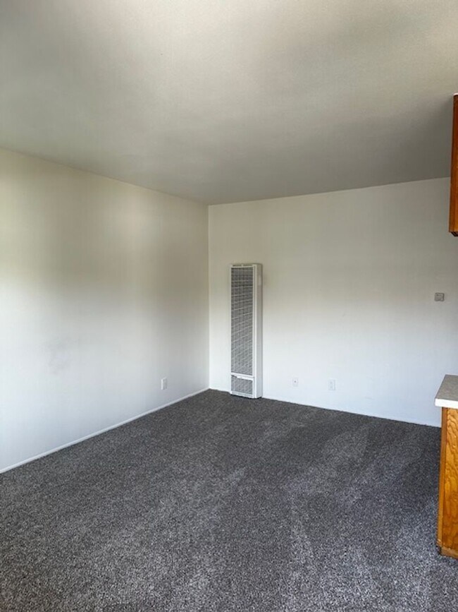 Building Photo - Charming One Bedroom Upstairs Apartment