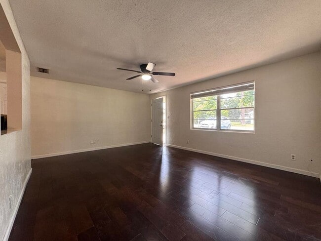 Building Photo - Updated 2 bedroom in South Daytona