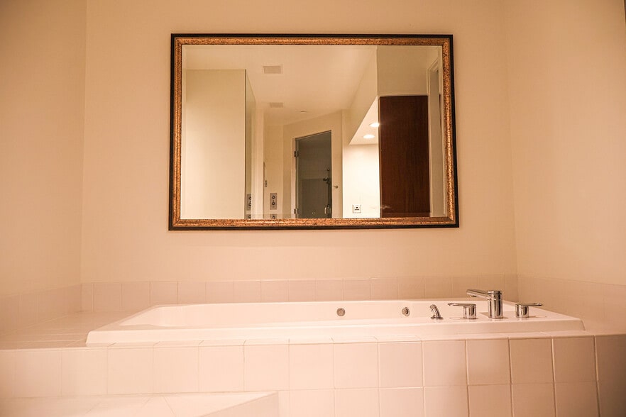 Building Photo - 3505 Ocean Front Walk