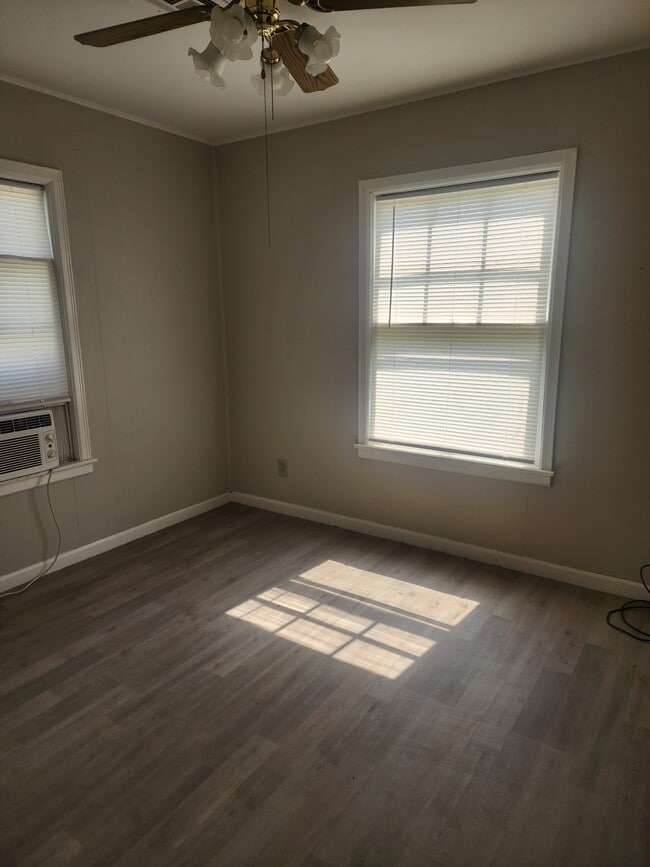 Building Photo - 422 W Poplar Ave