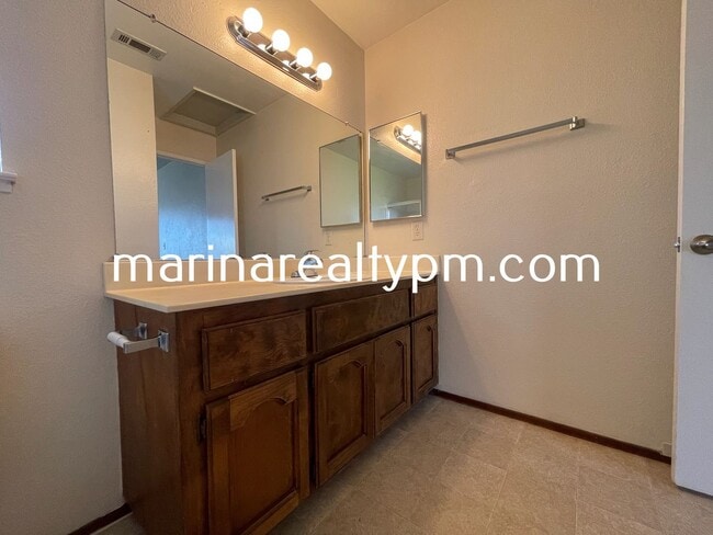 Building Photo - 2 bed 2 bath single family home in established neighborhood in City of Suisun