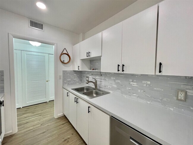 Building Photo - 400 N Riverside Dr