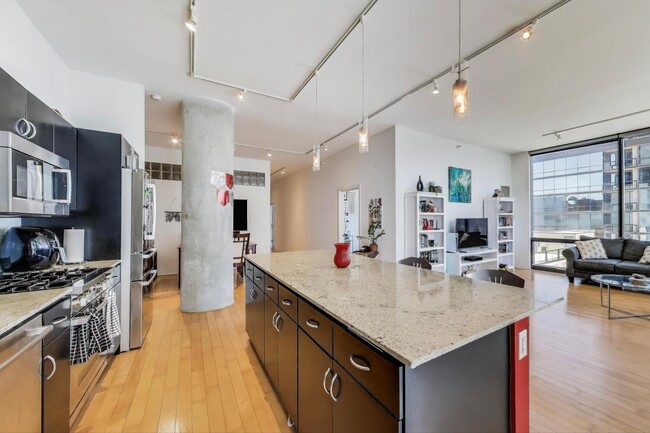 Building Photo - 860 W Blackhawk St