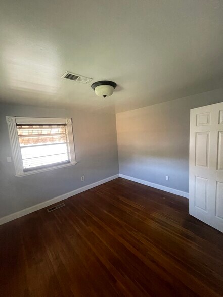 Building Photo - 718 W 41st St