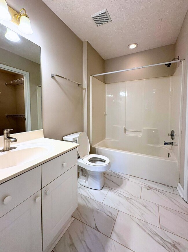 Building Photo - Donahue Crossing Condominiums #1409