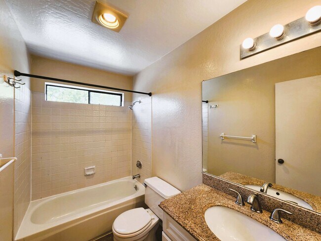Building Photo - 2 bed 2 bath condo home with 2 patios in San Mateo