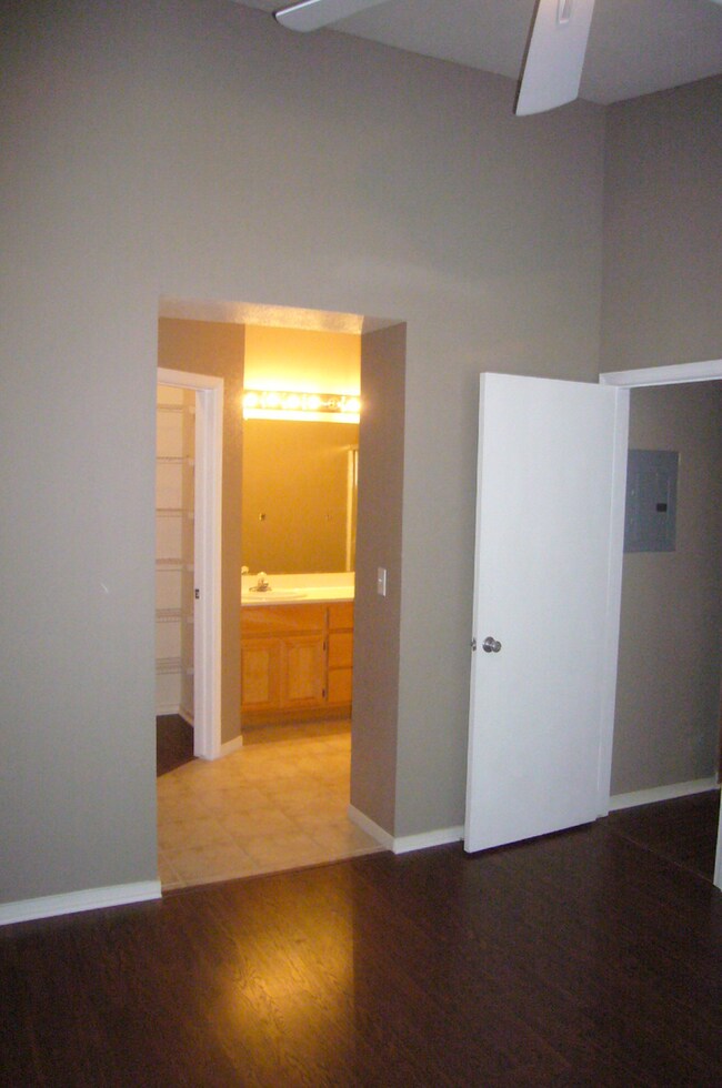 Building Photo - Spacious Townhome with High Ceilings in a Prime Commuter Location