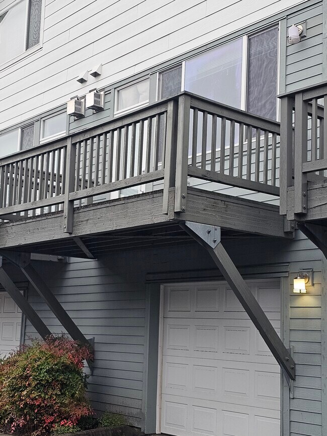 Attached garage with direct access inside - 12231 NE 109th Pl