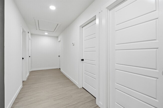 Building Photo - 25402 Thistlewaite Ln
