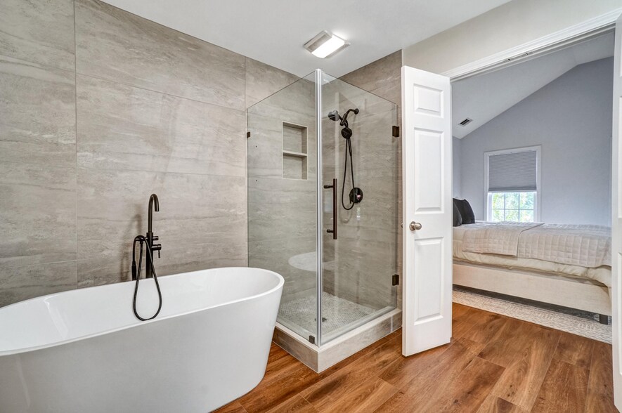 Primary Bathroom - Shower and Tub - 702 Surrey Park Pl SE