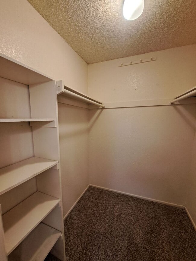 Building Photo - Beautiful 2 Bedroom Condominium Near Fashi...