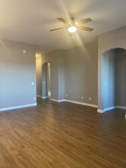 Living Room - 5649 N Teaberry Ln