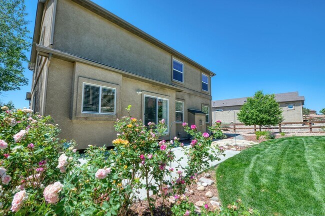 Building Photo - Beautiful 6 bedroom, 3 1/2 bathroom, 3-car garage - solar panels & EV charger available NOW!