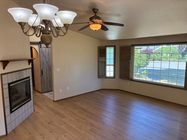 Building Photo - 3233 Jeri Dr NE