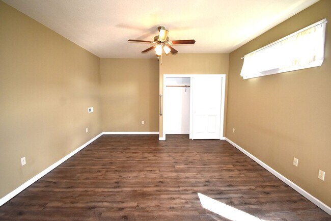 Building Photo - Gorgeous ground level accessible home.