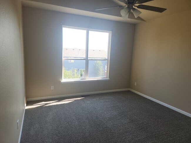 Building Photo - 8179 Meadowcrest Dr