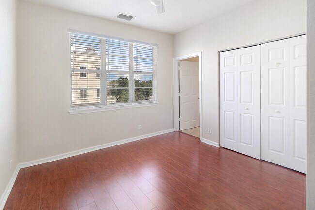 Building Photo - 143 Greenwich Cir