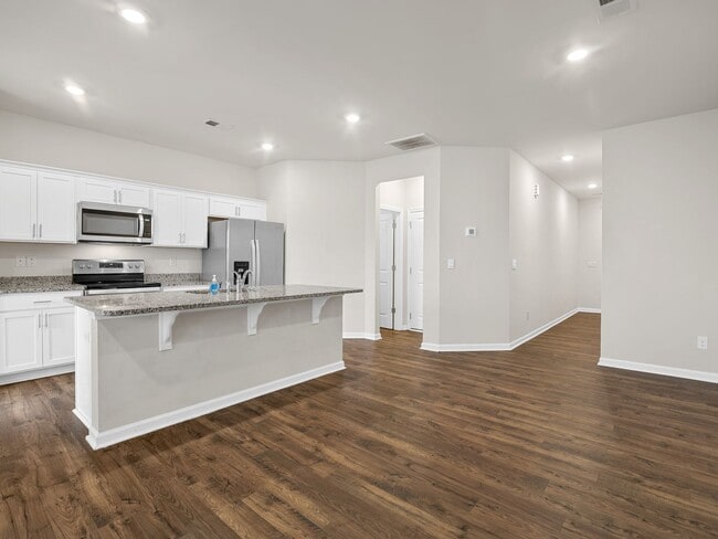 Building Photo - $500 OFF First Months Rent!! Modern living meets Convenience- Townhome in Greer, SC!