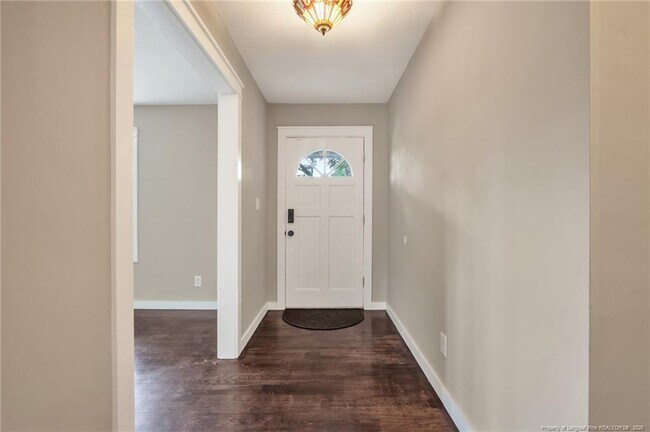 Building Photo - 604 Roundtree Dr