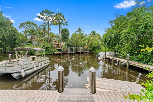 Building Photo - 856 SW Rustic Cir