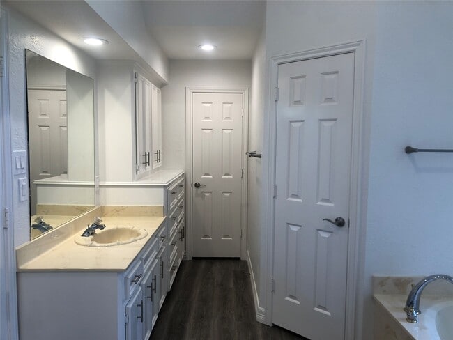 Building Photo - 135 Lakeside Dr