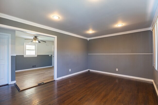 Building Photo - 4 bedrooms 1 bath