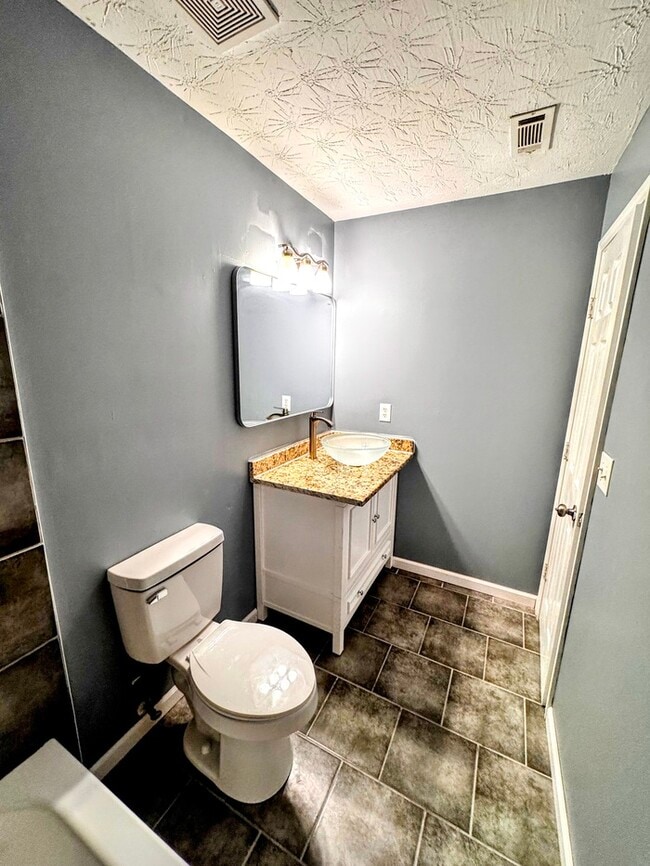 Building Photo - Spacious and cozy 3BR/2.5 bath townhome in...