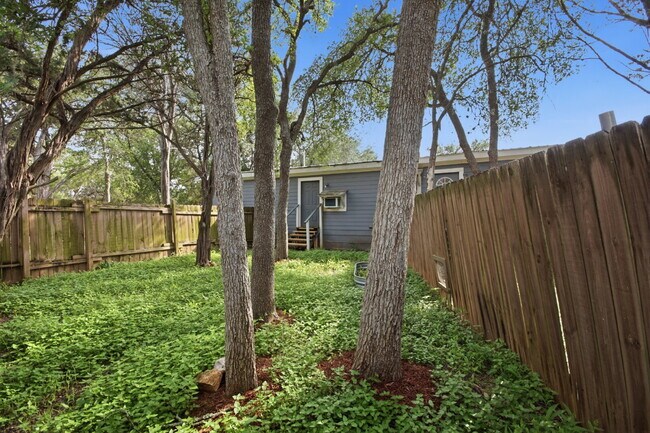 Building Photo - 1108 W McCarty Ln
