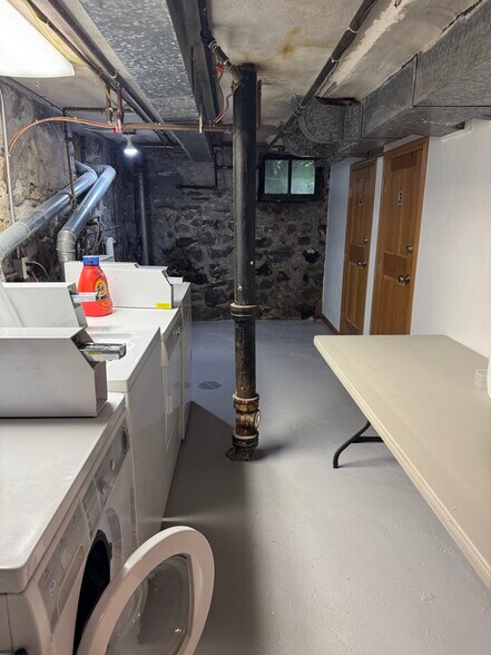 Building Photo - 118 N Thayer St