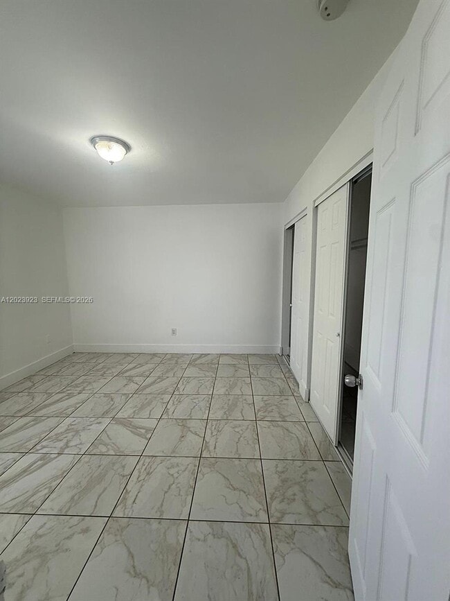 Building Photo - 10393 N Kendall Dr
