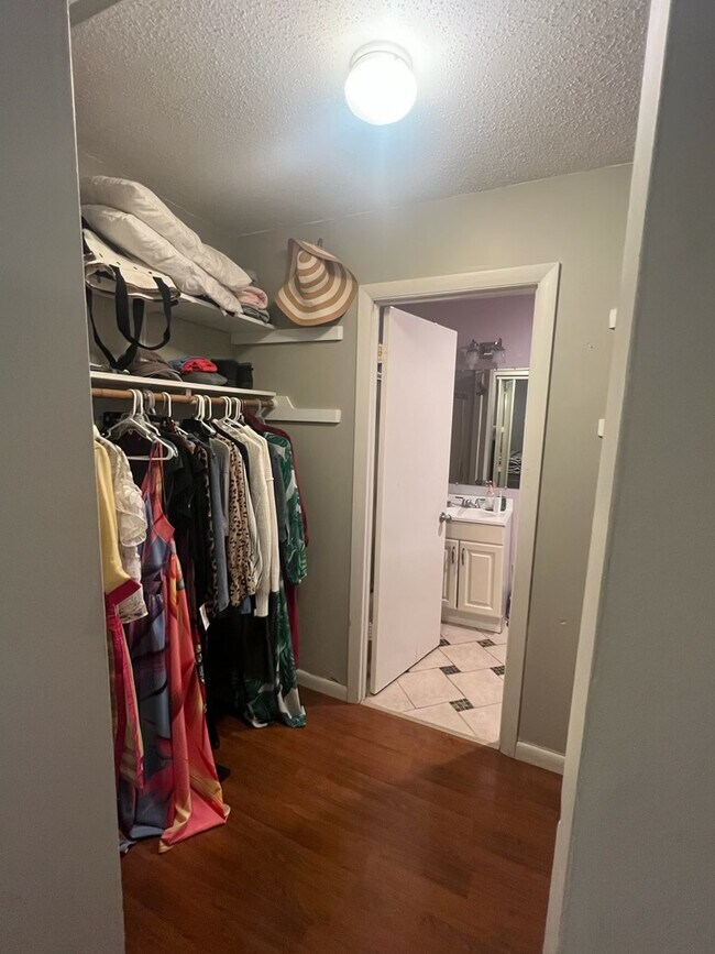 Building Photo - 919 High Path Road