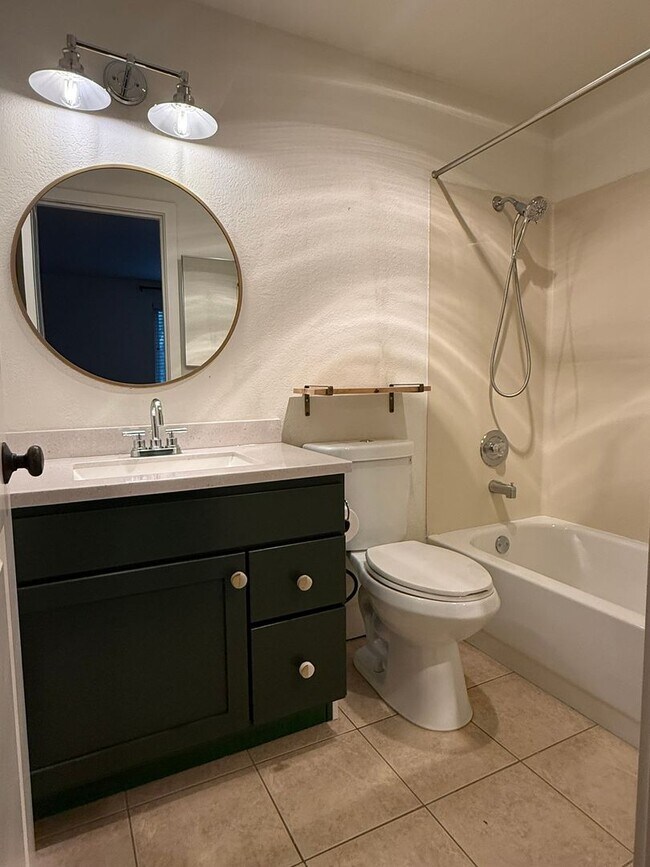 Building Photo - 2Bd/2.5Ba Kirkland Condo