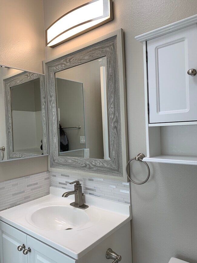 Building Photo - 15153 Burbank Blvd