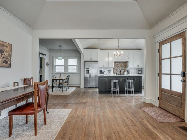 Building Photo - Stylish & Fully Furnished Home in the Hear...