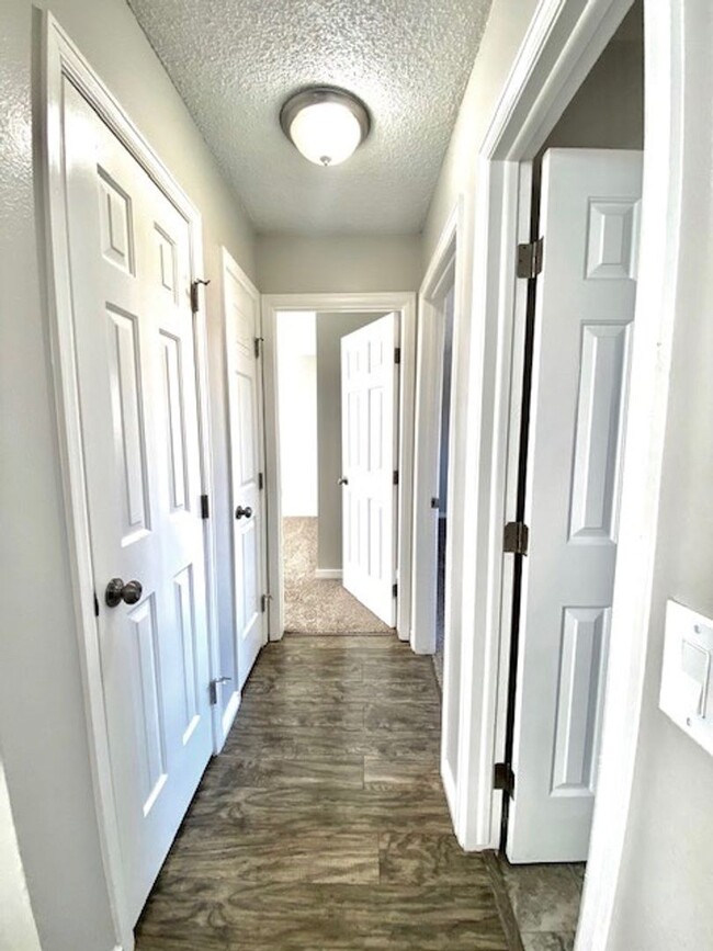 Building Photo - Lovely bi-level 3 bed/2 bath home with fen...