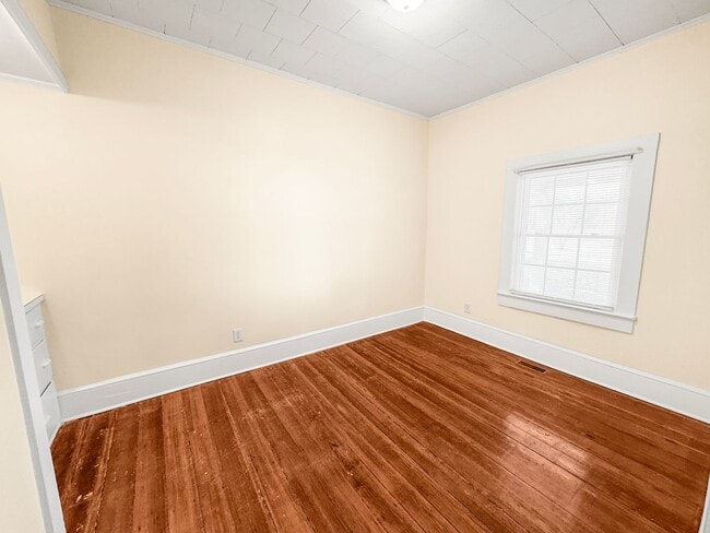 Building Photo - Charming older home in a peaceful, quiet neighborhood