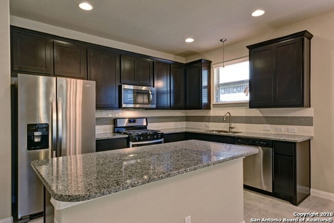 Building Photo - 3 Bed 2.5 Bath
