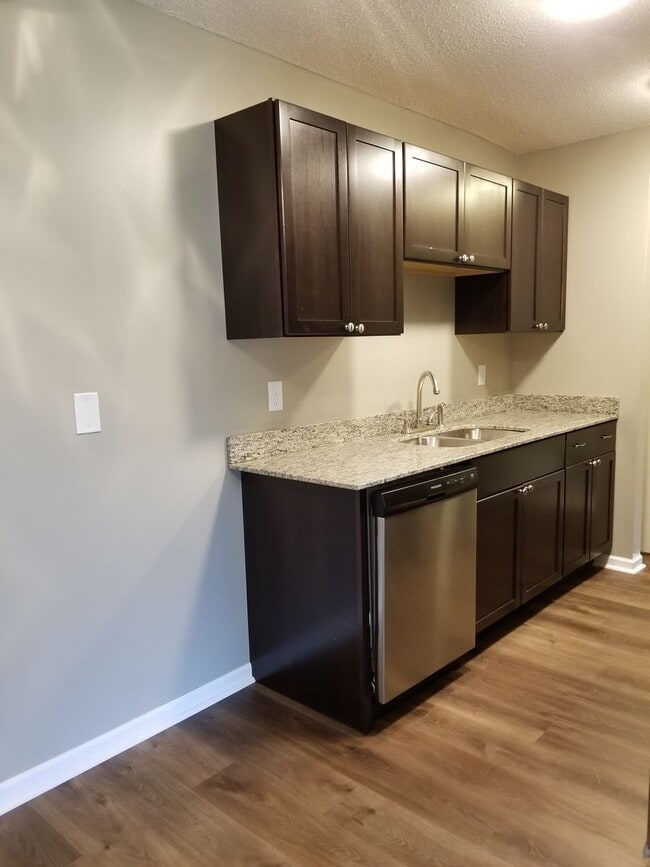 Building Photo - Remodeled 2 Bedroom