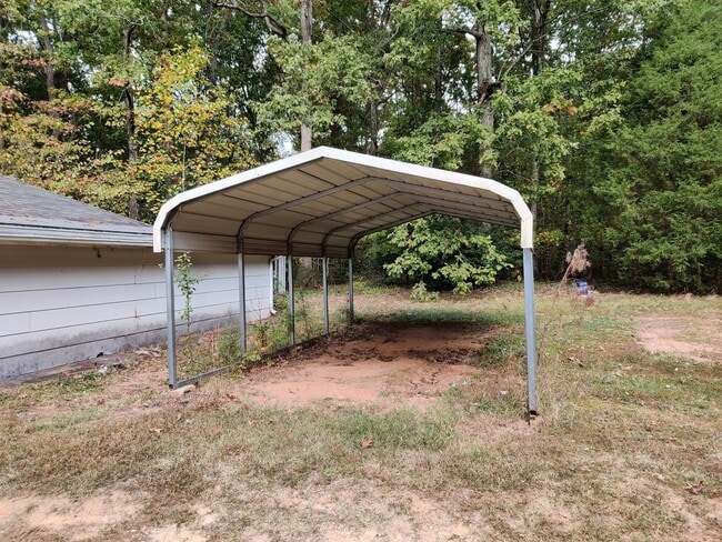 Building Photo - 3 bedroom home , detached garage, multiple living areas