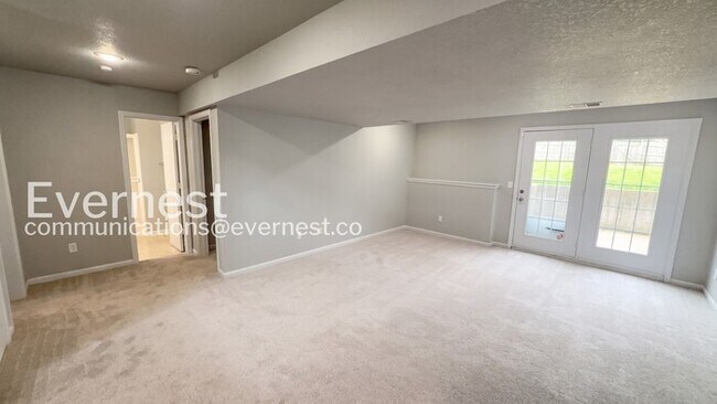 Building Photo - 5 Bed, 3 Bath Home with Fenced Yard & Garage / Pet-Friendly / Available Now!