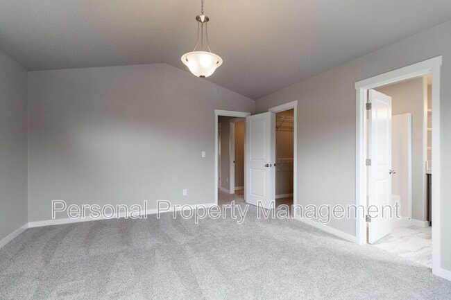 Building Photo - 4811 NE 37th Ct
