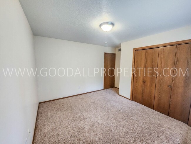 Building Photo - Executive 4 Bedroom Home in West Des Moine...